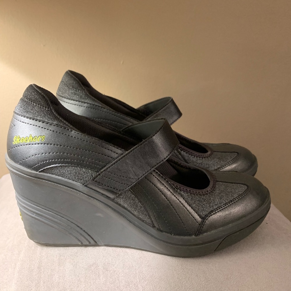 Like New Condition Skechers Size 8.5 - image 2